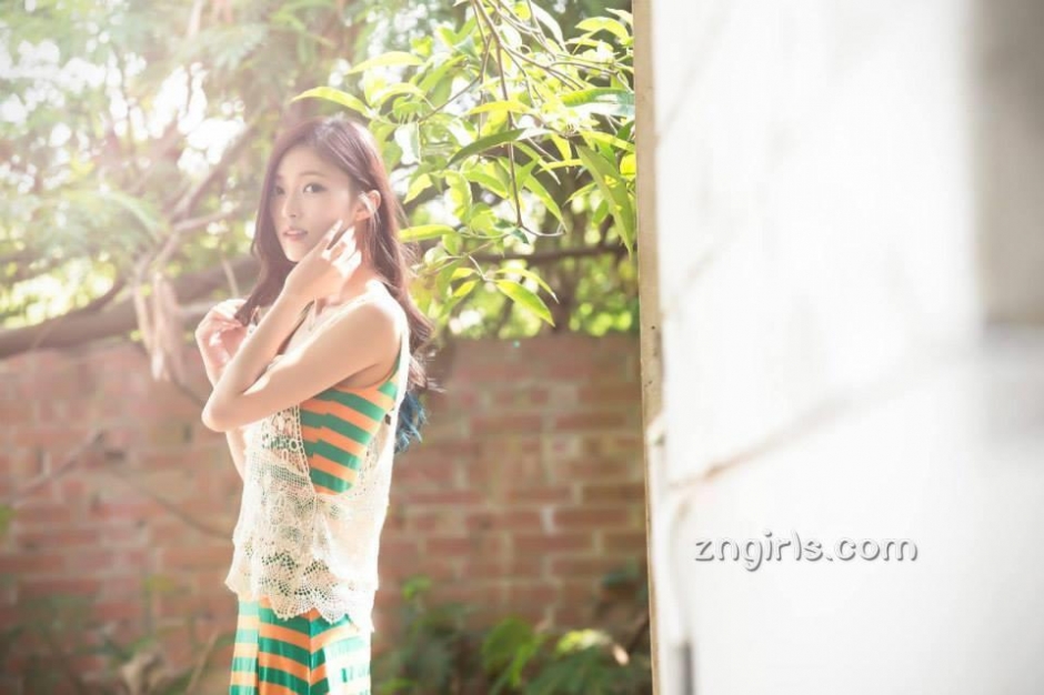 清纯美女彭丽嘉泳池比基尼写真