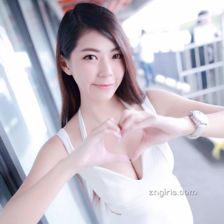 台湾美女邱冰冰生活自拍照酥胸诱人