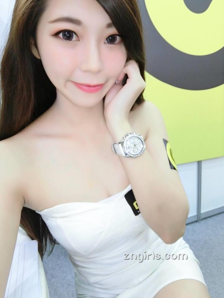 台湾美女邱冰冰生活自拍照酥胸诱人