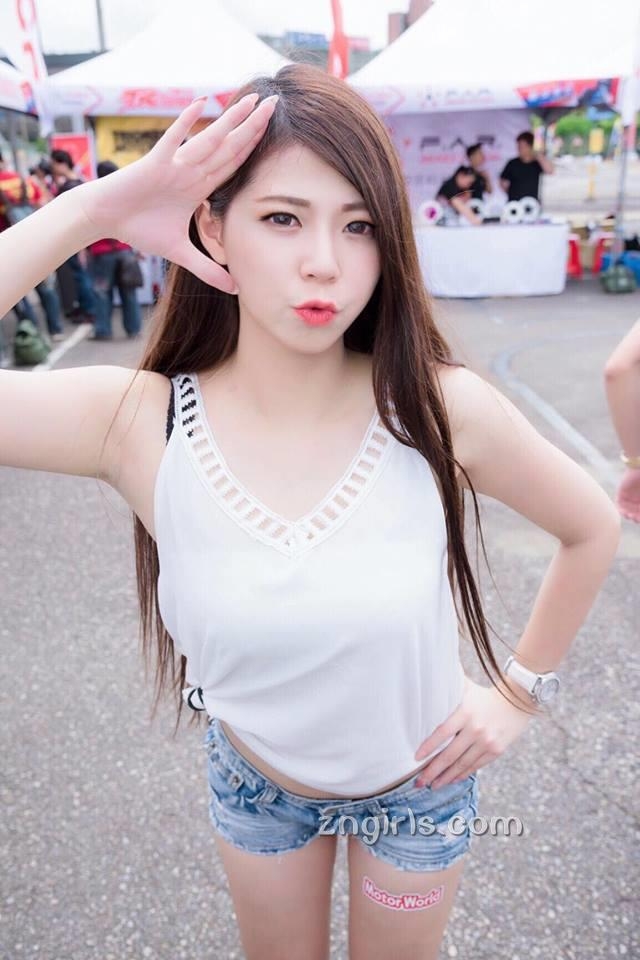 台湾美女邱冰冰生活自拍照酥胸诱人