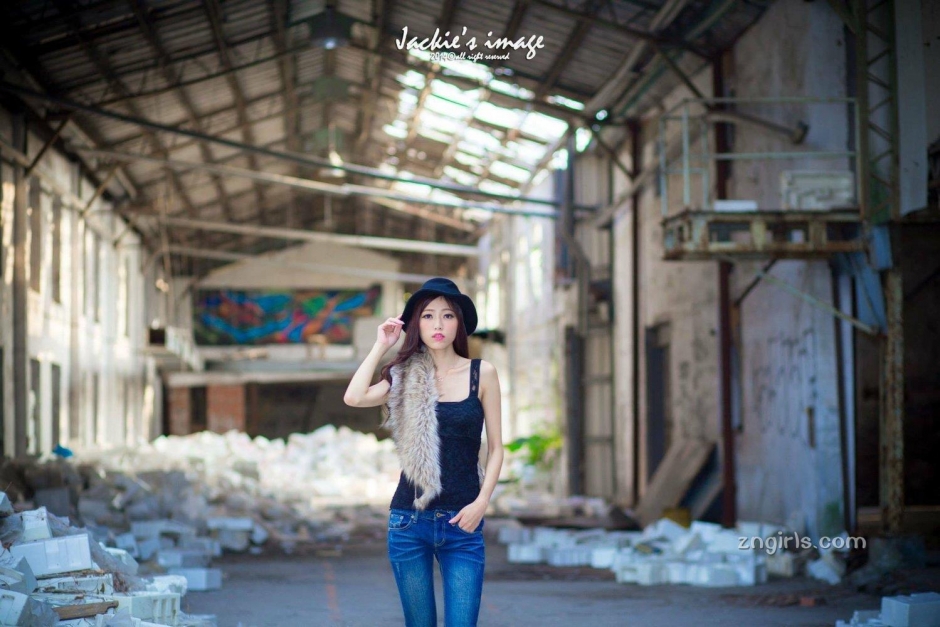 清纯美女彭丽嘉泳池比基尼写真