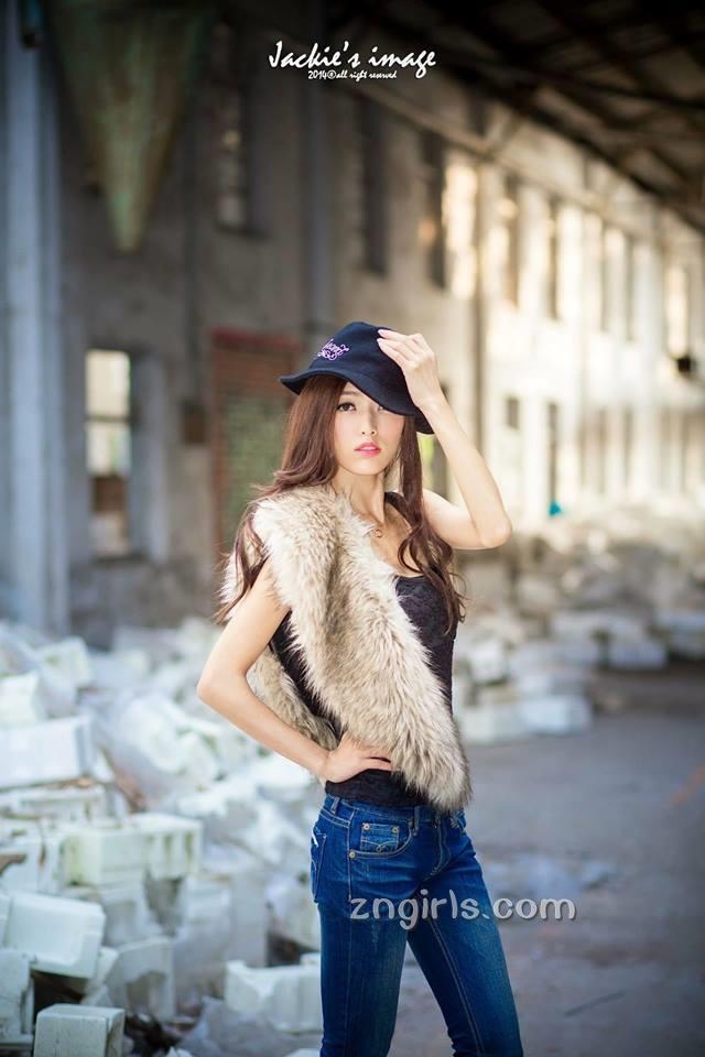 清纯美女彭丽嘉泳池比基尼写真