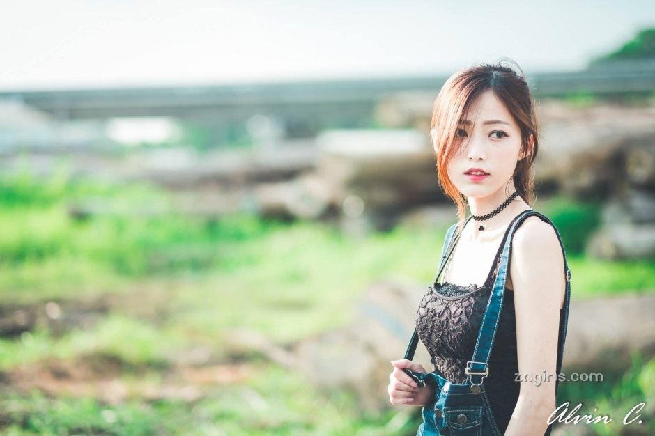 清纯美女彭丽嘉泳池比基尼写真