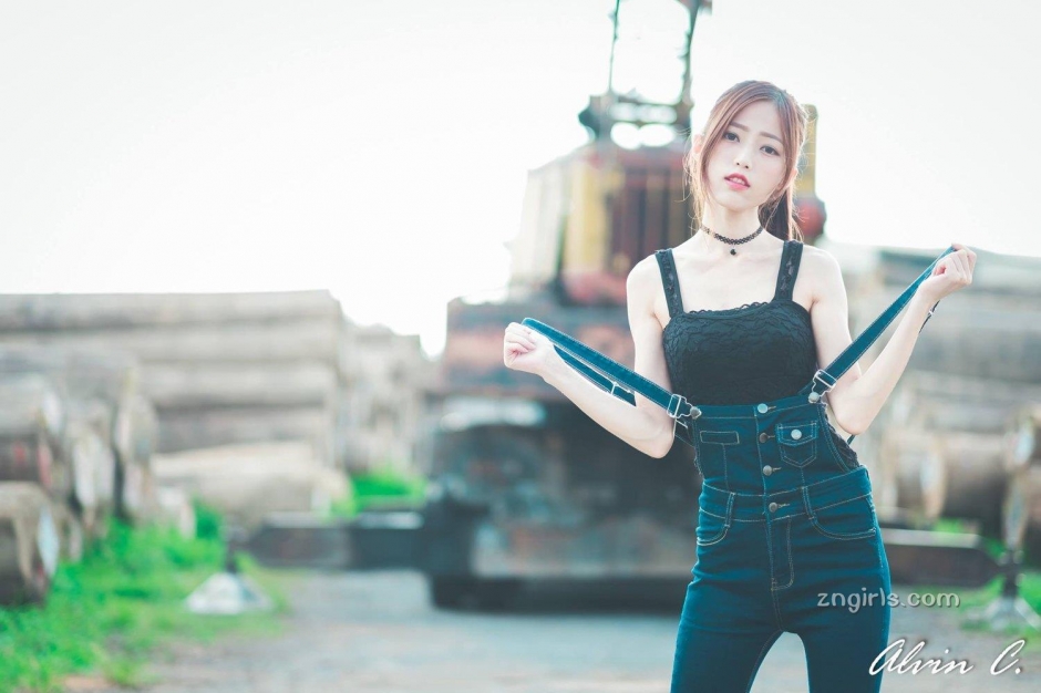 清纯美女彭丽嘉泳池比基尼写真