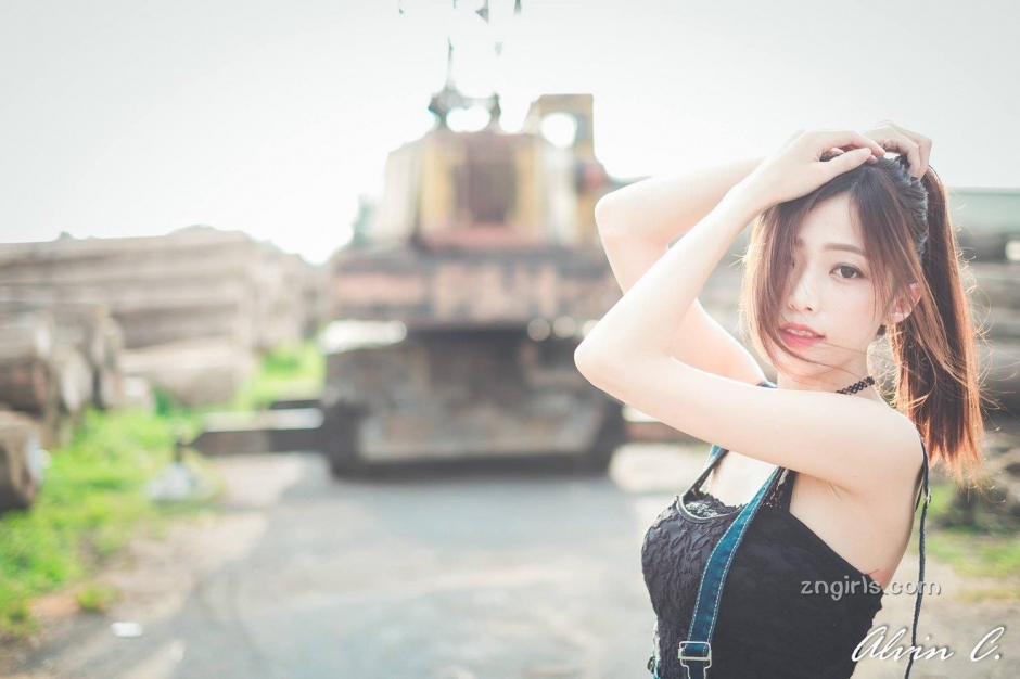 清纯美女彭丽嘉泳池比基尼写真