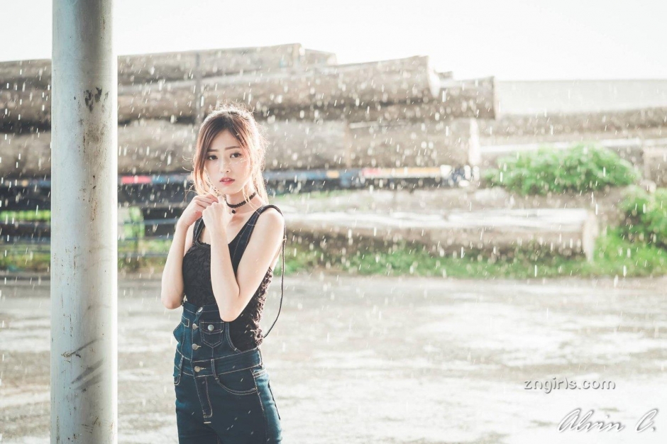 清纯美女彭丽嘉泳池比基尼写真