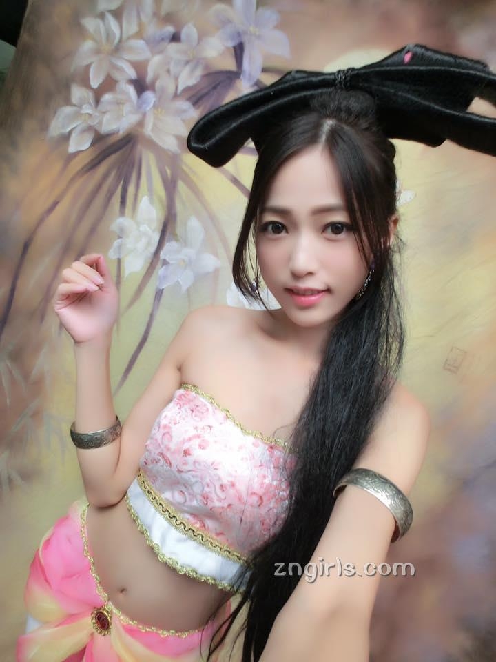 清纯美女彭丽嘉泳池比基尼写真