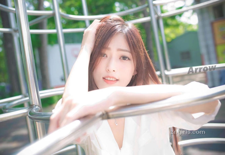 清纯美女彭丽嘉泳池比基尼写真