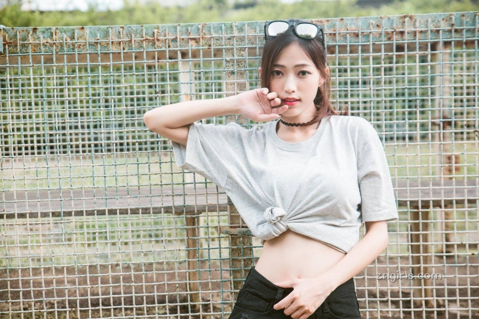 清纯美女彭丽嘉泳池比基尼写真