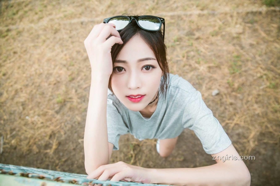 清纯美女彭丽嘉泳池比基尼写真