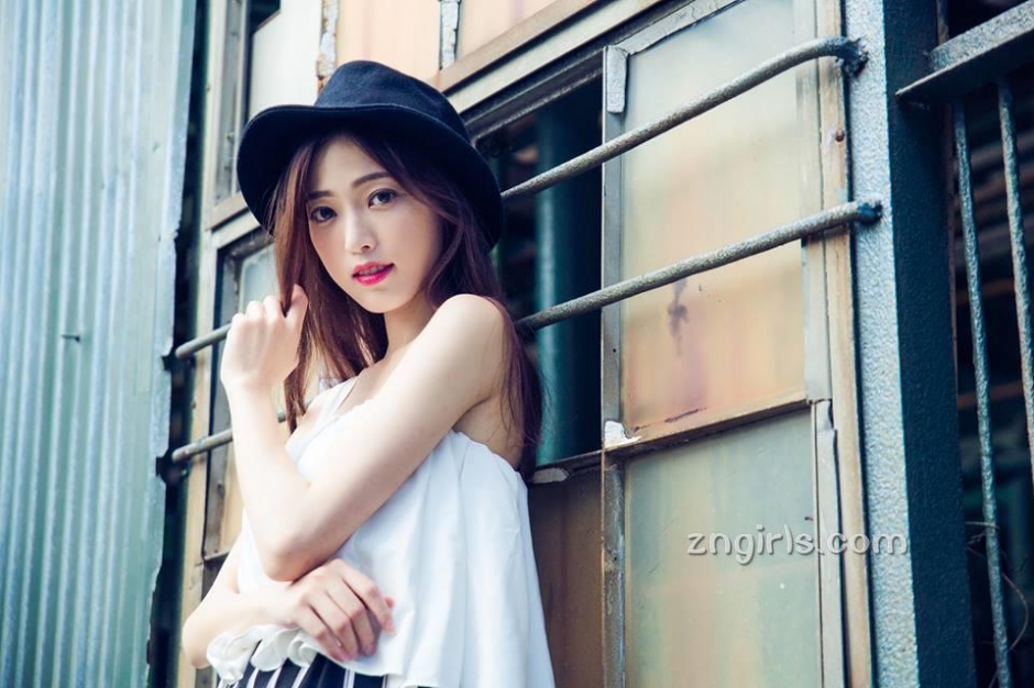 清纯美女彭丽嘉泳池比基尼写真