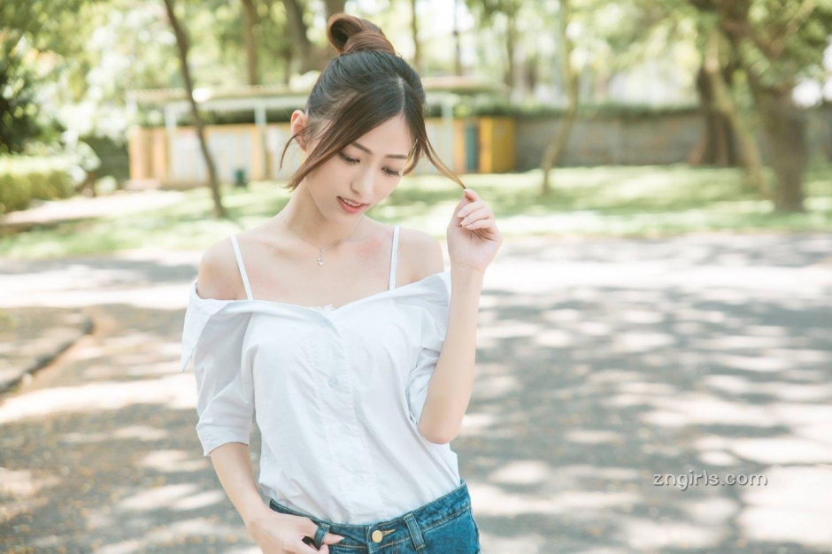 清纯美女彭丽嘉泳池比基尼写真