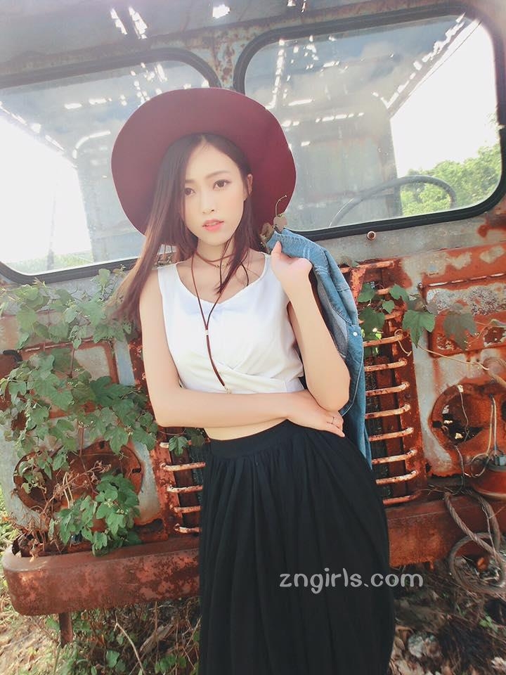 清纯美女彭丽嘉泳池比基尼写真