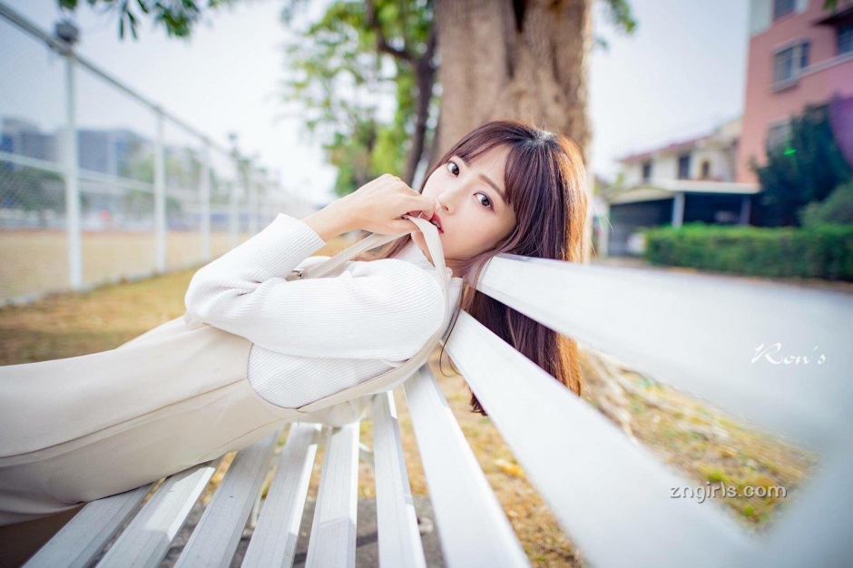 清纯美女彭丽嘉泳池比基尼写真