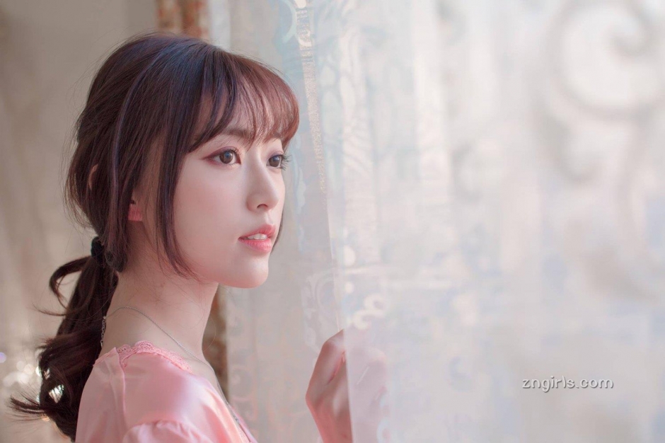 清纯美女彭丽嘉泳池比基尼写真