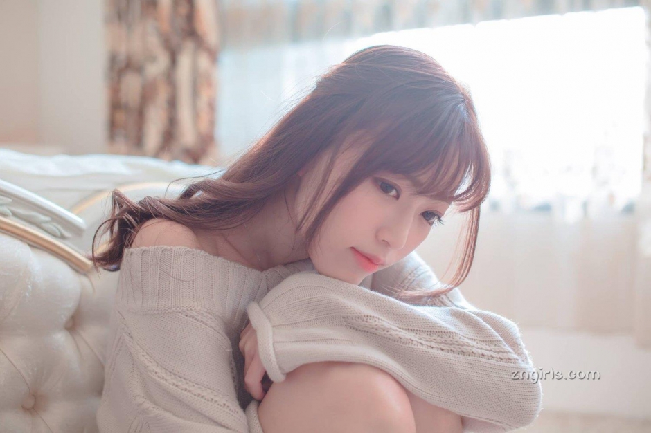 清纯美女彭丽嘉泳池比基尼写真