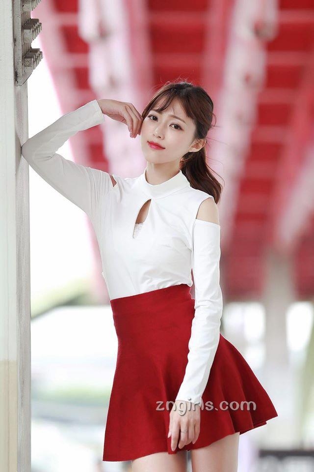 清纯美女彭丽嘉泳池比基尼写真