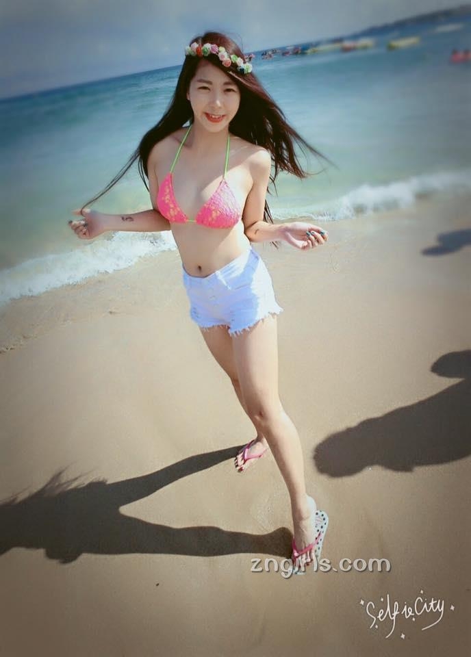 台湾美女邱冰冰生活自拍照酥胸诱人