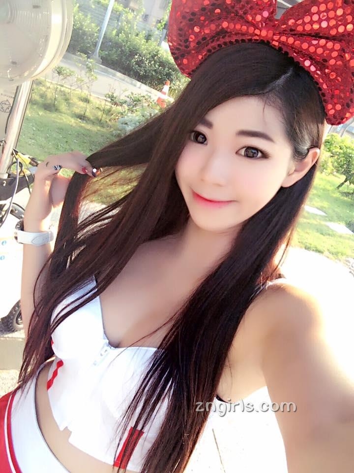 台湾美女邱冰冰生活自拍照酥胸诱人