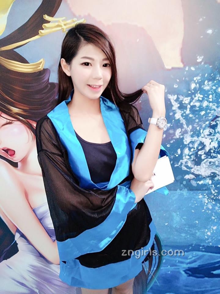 台湾美女邱冰冰生活自拍照酥胸诱人