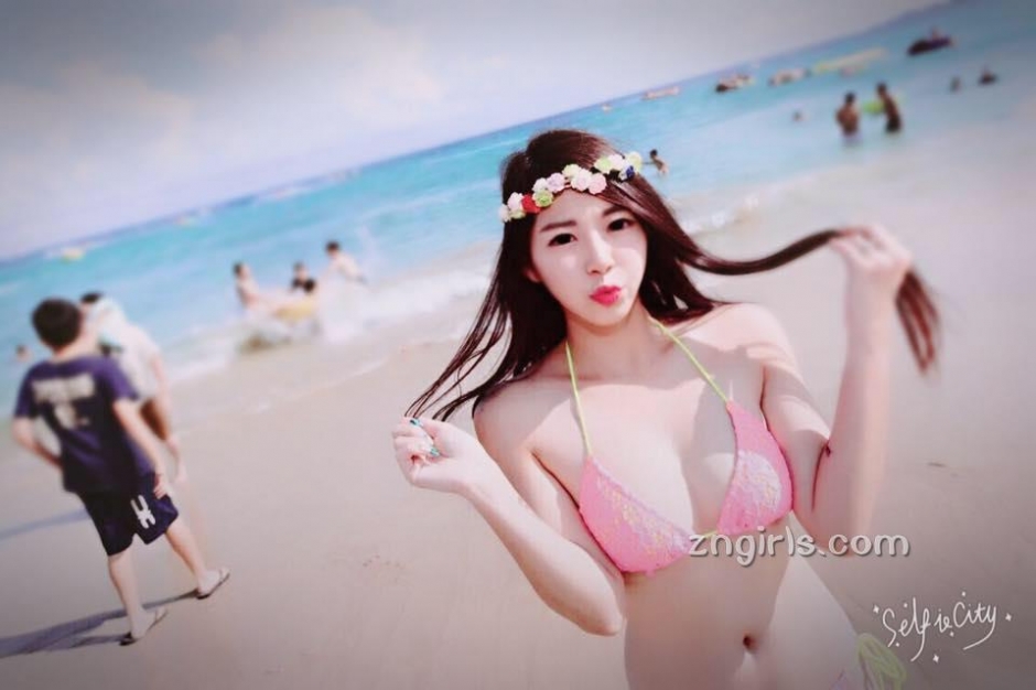 台湾美女邱冰冰生活自拍照酥胸诱人