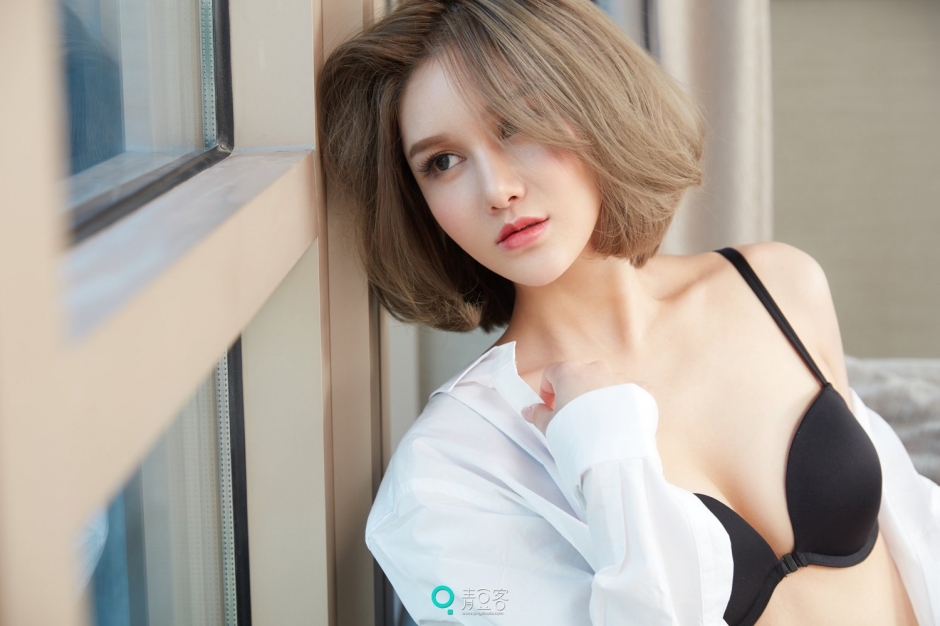 混血美女夏北内衣性感写真翘臀诱人