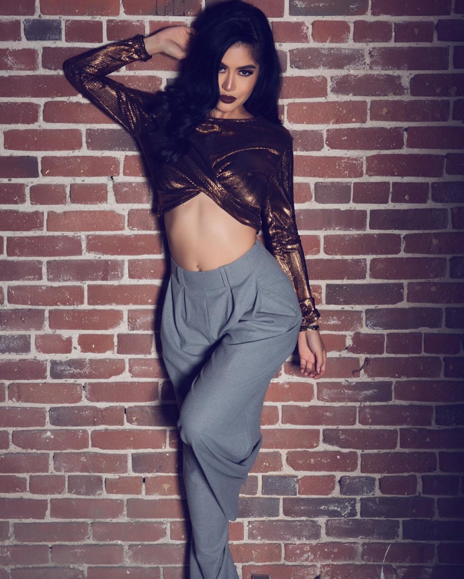 混血美女Kim Lee性感写真秀火辣身材