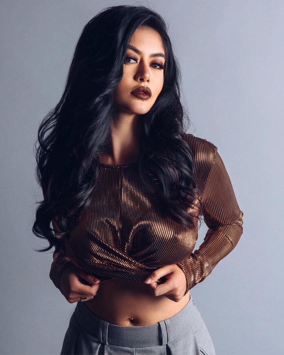 混血美女Kim Lee性感写真秀火辣身材