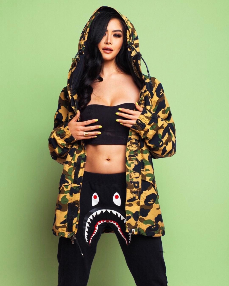 混血美女Kim Lee性感写真秀火辣身材