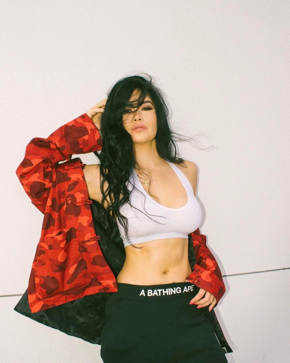 混血美女Kim Lee性感写真秀火辣身材