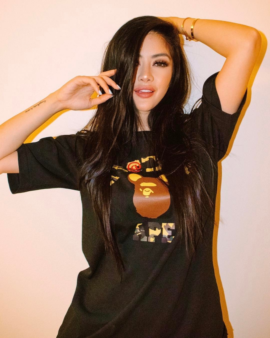 混血美女Kim Lee性感写真秀火辣身材