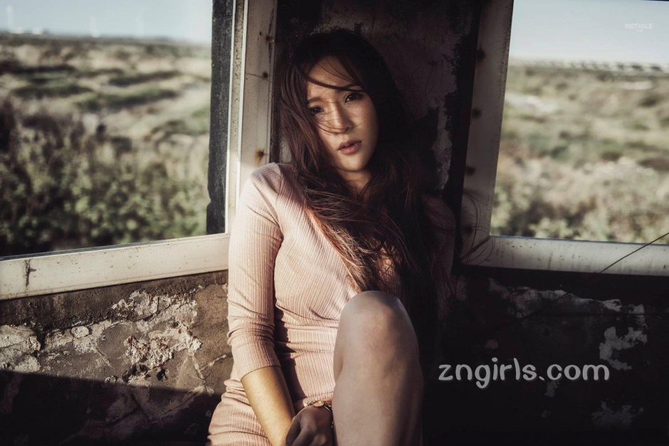 台湾模特邱默默比基尼自拍照丰满诱人