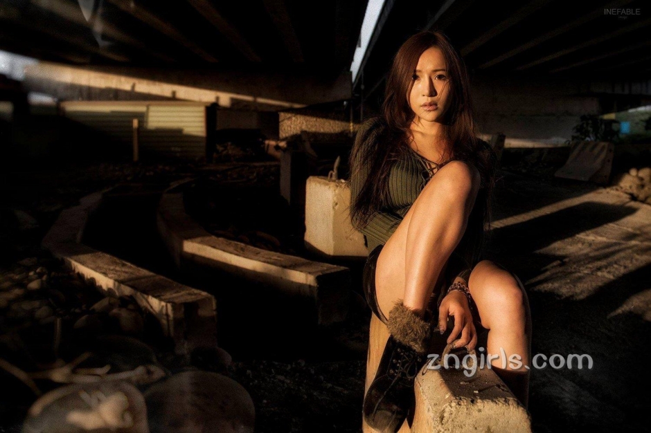 台湾模特邱默默比基尼自拍照丰满诱人