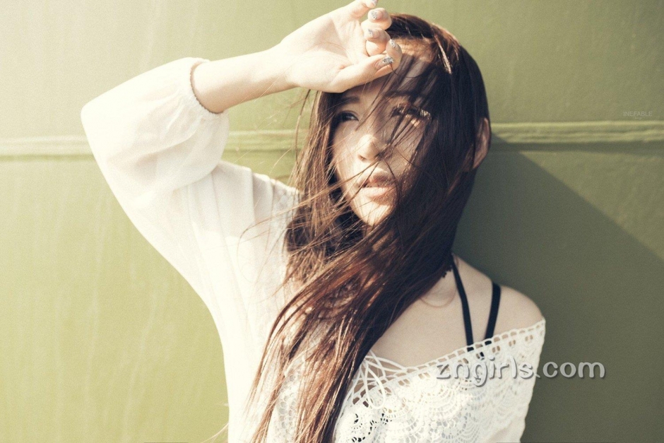 台湾模特邱默默比基尼自拍照丰满诱人