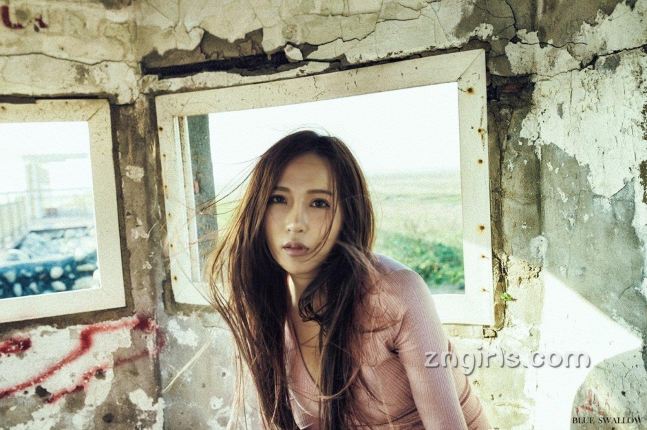 台湾模特邱默默比基尼自拍照丰满诱人