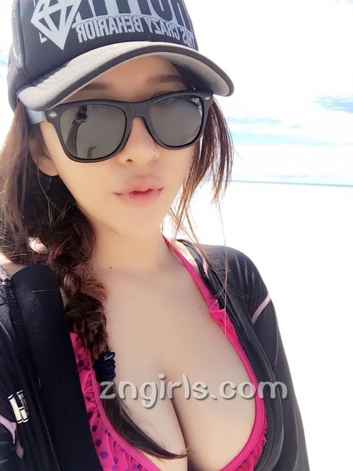 台湾模特邱默默比基尼自拍照丰满诱人