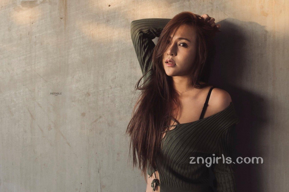 台湾模特邱默默比基尼自拍照丰满诱人