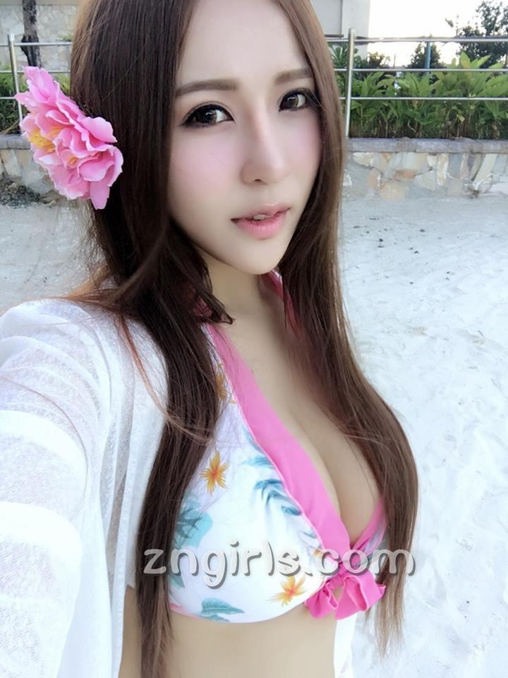 台湾模特邱默默比基尼自拍照丰满诱人