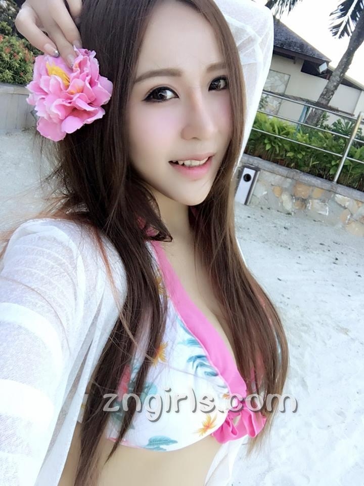 台湾模特邱默默比基尼自拍照丰满诱人