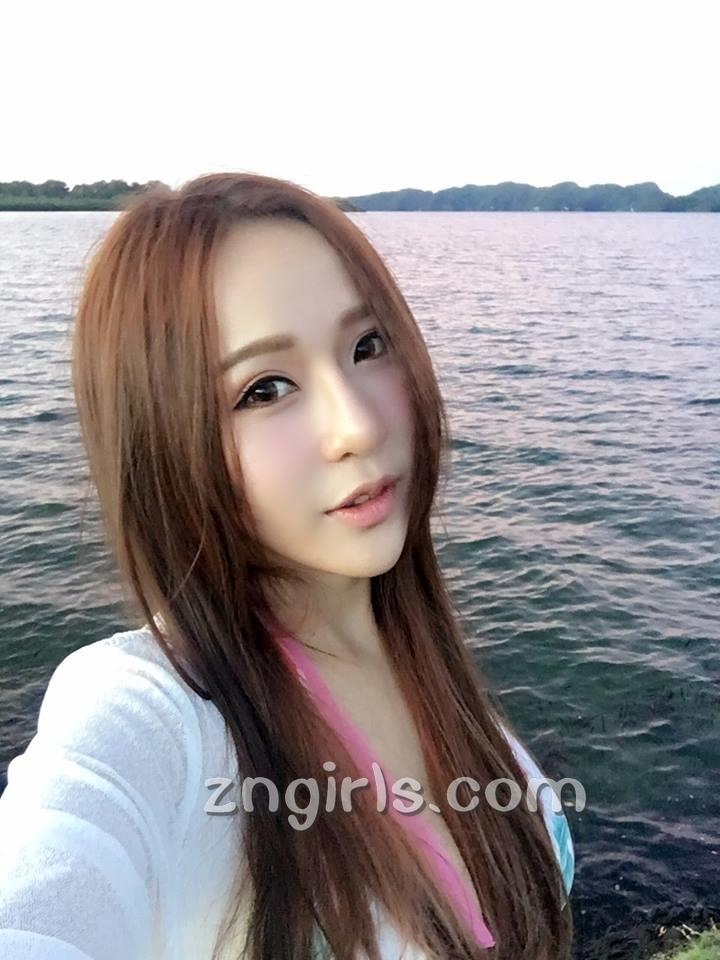 台湾模特邱默默比基尼自拍照丰满诱人