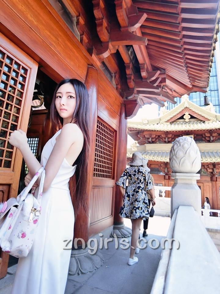 台湾美女吴昱萱比基尼私房照美臀诱人