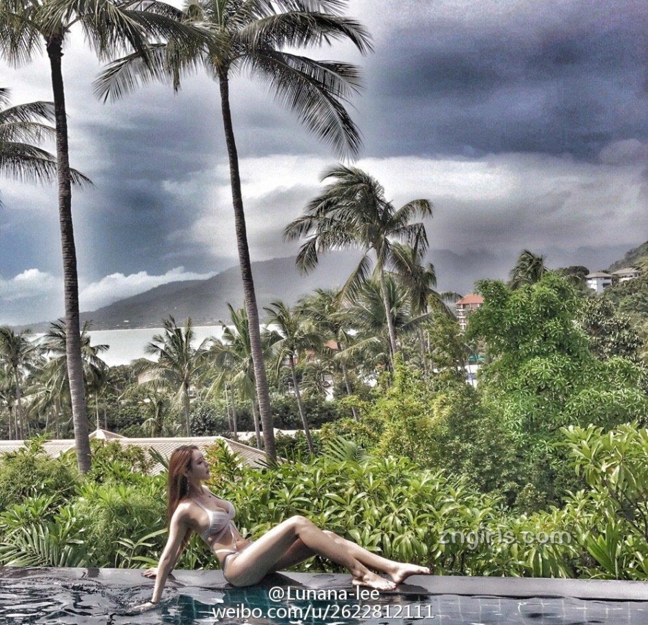 美女主播李娜比基尼私房照美胸诱人