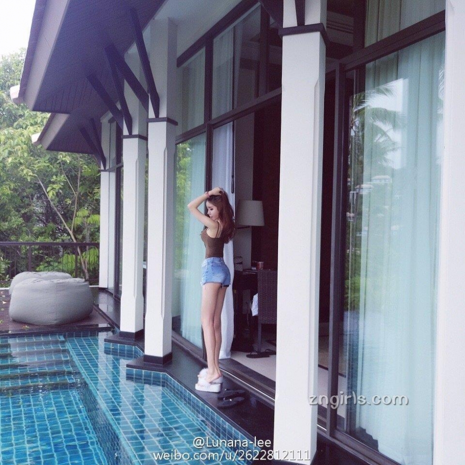 美女主播李娜比基尼私房照美胸诱人