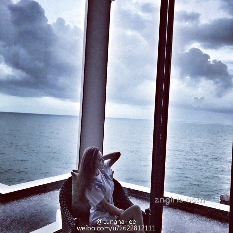 美女主播李娜比基尼私房照美胸诱人