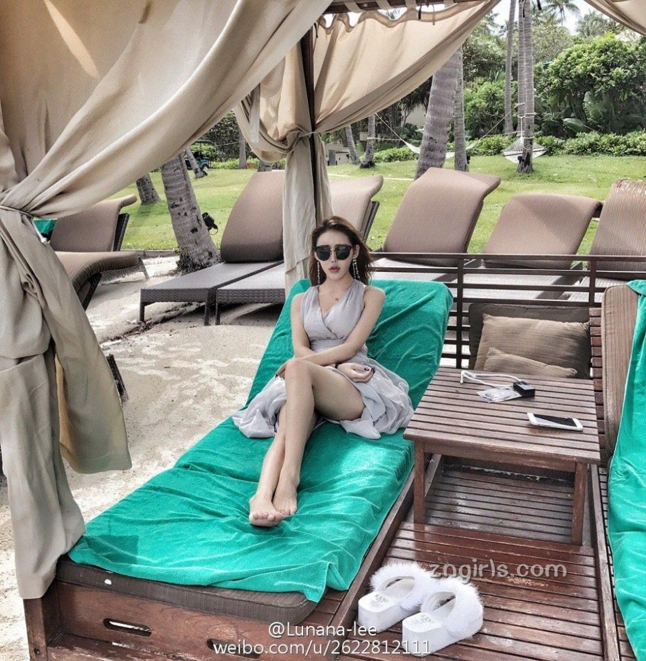 美女主播李娜比基尼私房照美胸诱人