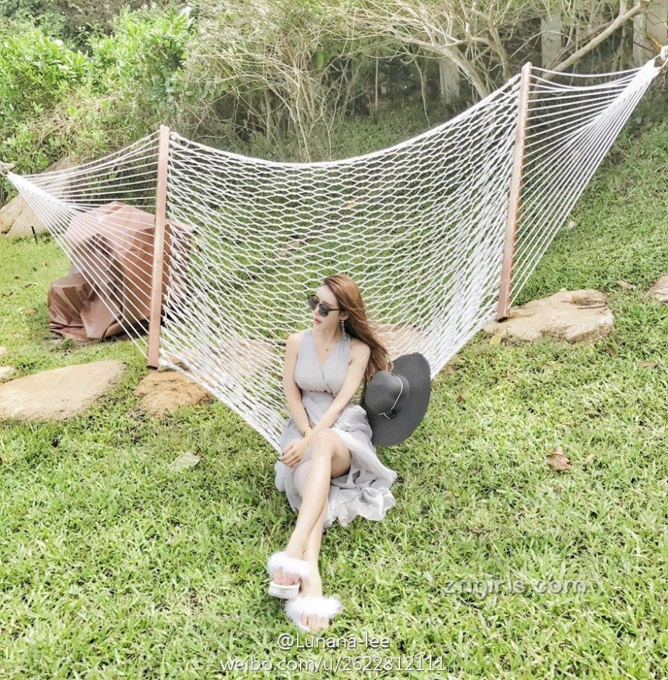 美女主播李娜比基尼私房照美胸诱人