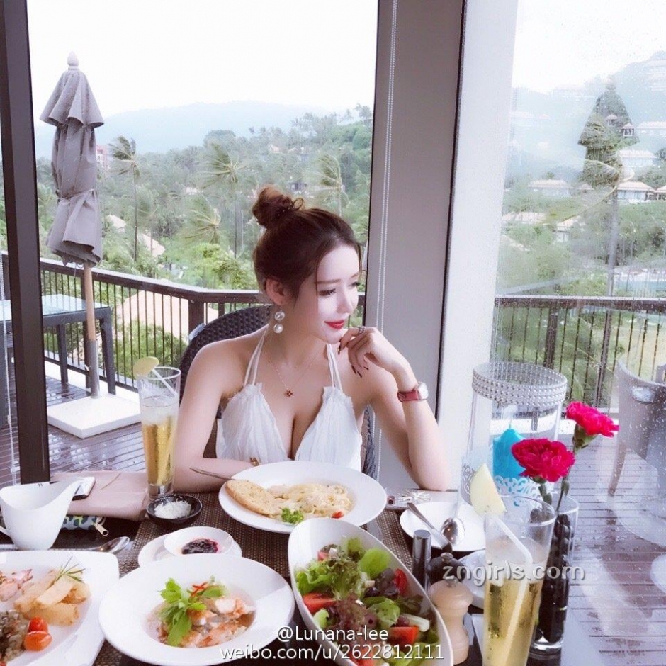 美女主播李娜比基尼私房照美胸诱人