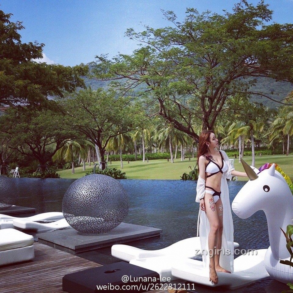 美女主播李娜比基尼私房照美胸诱人