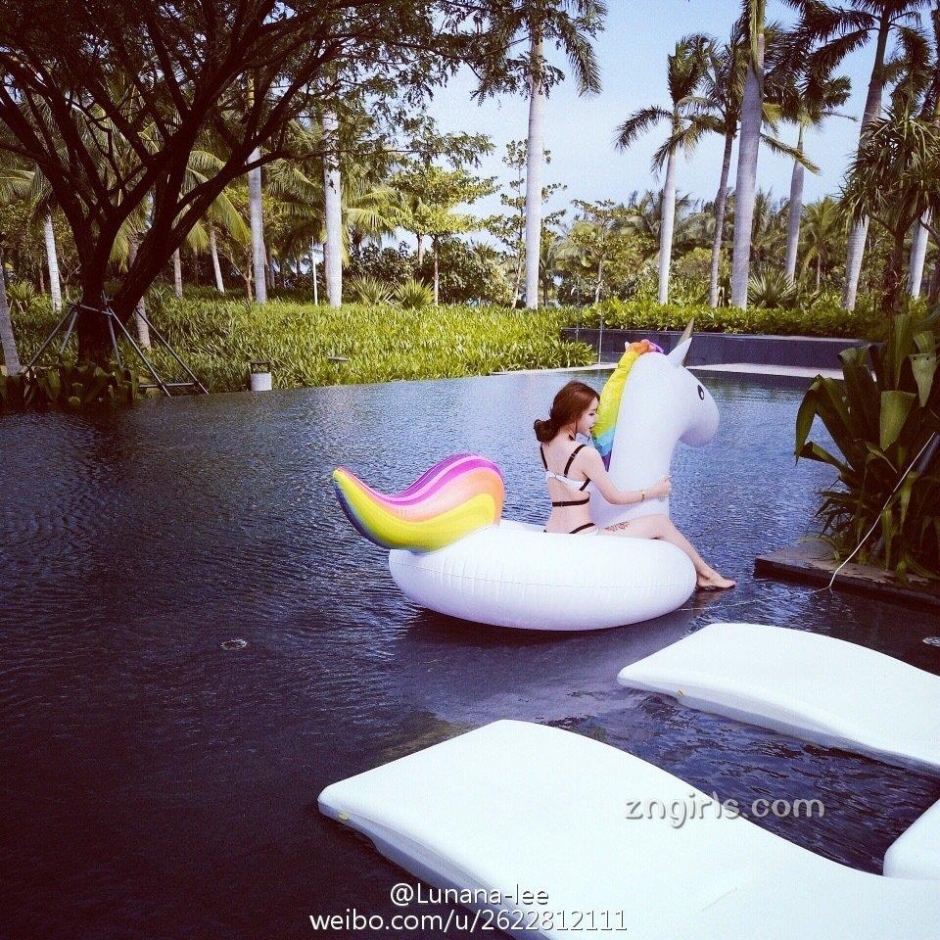 美女主播李娜比基尼私房照美胸诱人