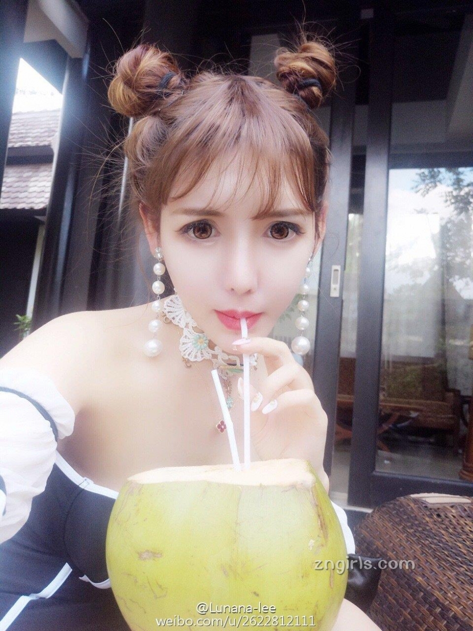 美女主播李娜比基尼私房照美胸诱人